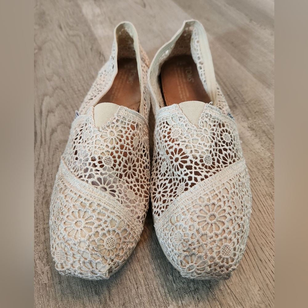 Gently used womens TOMS ALPARGATA MOROCCAN CROCHET CREAM